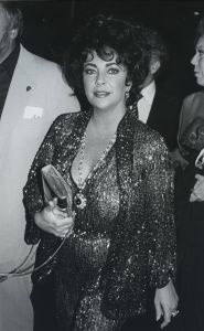 Elizabeth Taylor 1981, NYC cliff.jpg